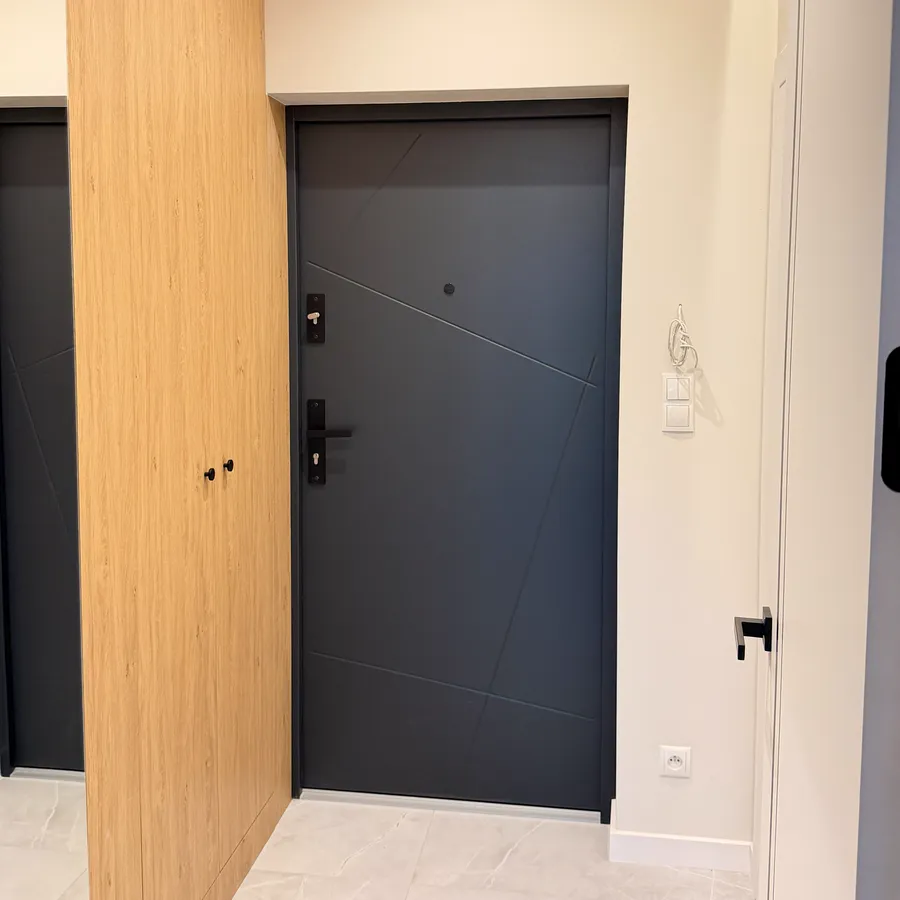 Realizacja — drzwi wejściowe antracytowe od strony przedpokoju
