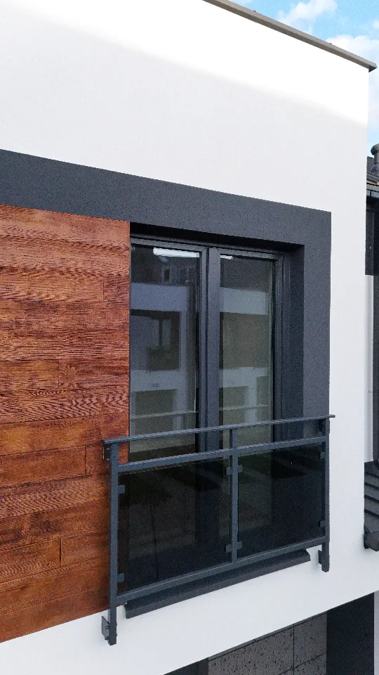 Realizacja — okno z balustradą francuską i drewniana okładzina elewacji