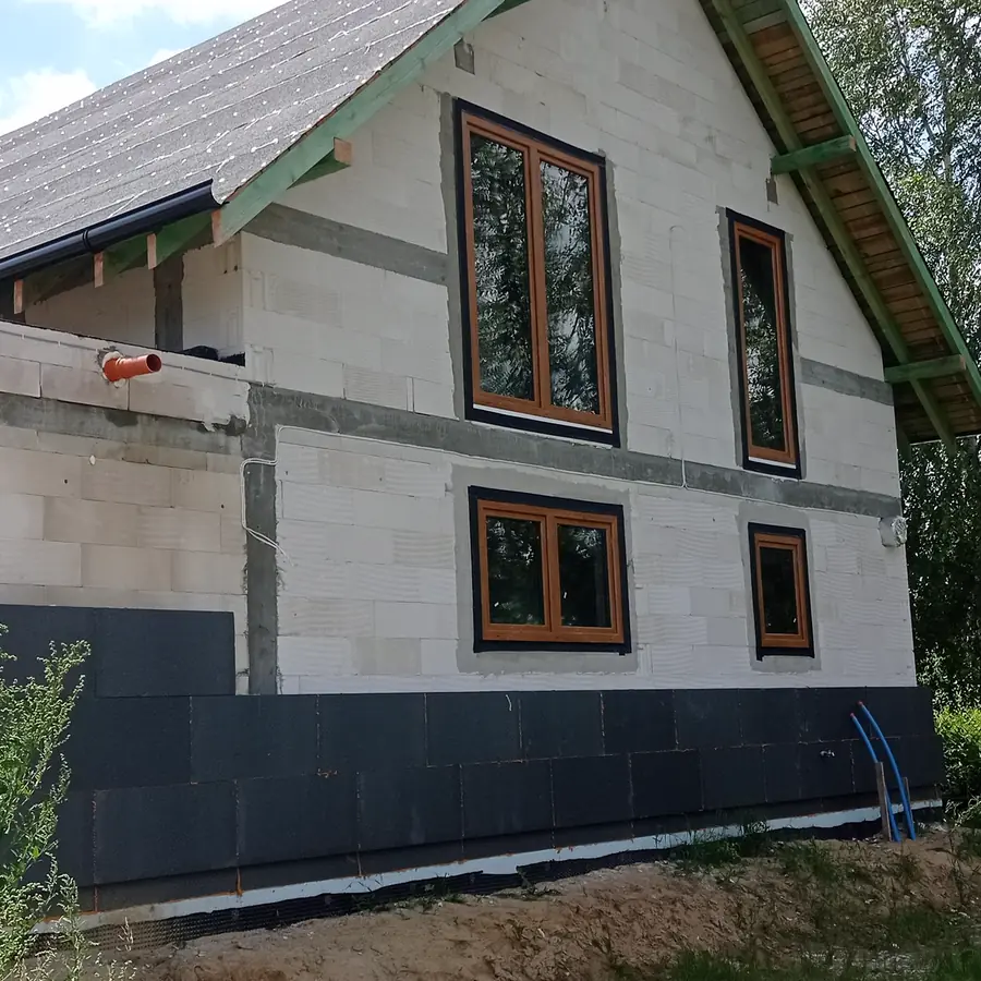 Realizacja — okna w kolorze złoty dąb na ścianie szczytowej domu